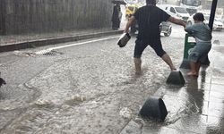 Rize'de sağanak yağış ulaşımı vurdu