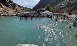 Erzincan'da 40 derece çilesi: Dereyi kesip havuz yaptılar