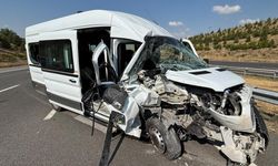 Başkentte feci kaza: Servis minibüsü tıra çarptı, 1'i ağır 7 yaralı