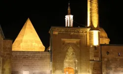 Hunat Hatun kimdir, gerçek adı ne, nereli, Alaeddin Keykubad’ın eşi mi, oğlu kim, Müslüman oldu mu ve Hunat Hatun Külliyesi nerede?