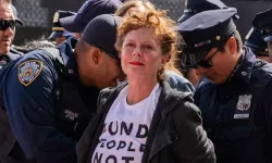 Aralarında Oscar ödüllü oyuncu Susan Sarandon’un da bulunduğu 30 kişi Netanyahu’yu protesto ettikleri için gözaltına alındı! Oskar’lık rezalet