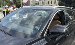 Edirne'de yayalaştırılan caddeye daldı: Dubalara çarptı