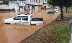 Rize ve Trabzon'da sel kabusu! Araçlar sulara gömüldü