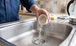 Tıkanan lavaboları saniyeler içinde açan yöntem: Sirke ve karbonat yerine tek bir malzeme yetiyor