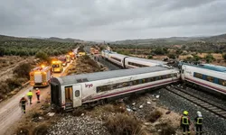 İspanya'da iki hızlı tren çarpıştı! Vagonlar yamaçtan yuvarlandı