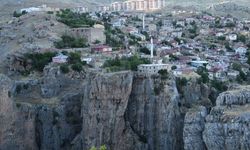 Diyarbakır'da iki kaya arasına kurulan 168 metrelik uçurum evi hayran bırakıyor