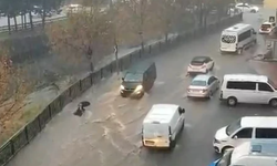 Nimet afete dönüşmesin Aman dikkat! İstanbul’da dehşet anları...Sele kapılan kadın son anda kurtarıldı