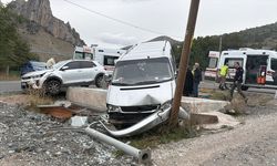 Gümüşhane'de panelvan ve otomobil çarpıştı, 4 kişi yaralandı