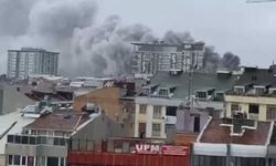 İstanbul Bayrampaşa'da Sanayi Sitesi'nde çıkan yangın söndürüldü: Araçlar küle döndü