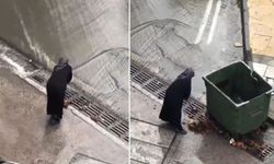 İstanbul'daki selden yürek ısıtan görüntü: Bastonu ile mazgalı temizledi, sosyal medyada gündem oldu