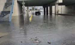İstanbul'u su bastı, yollar göle döndü, metro istasyonları felç oldu: Sağanaktan görüntüler