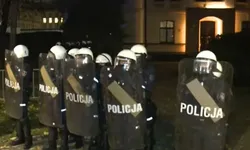 Polonya'da karıştı: Polis Anayasa Mahkemesi'ni bastı