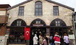 Asırlık Tahmis Kahvehanesi önünde menengiç kahvesi kuyruğu uzuyor
