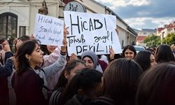 Tepkiler çığ gibi büyüyor! Azerbaycan’da halk, “Hicab bizim namusumuzdur” sloganlarıyla eylemler düzenliyor