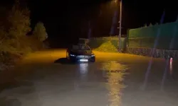 İstanbul'da sağanak: Yollar göle döndü, bina tahliye edildi