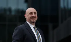 Uğur Poyraz kaç yaşında, evli mi? Kaç çocuğu var? Memleketi neresi? Mesleği ne? Hangi partide siyaset yapıyor?