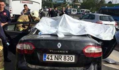 Kartal E-5'te feci kaza! Otomobil, tur otobüsüne arkadan çarptı: 4 ölü