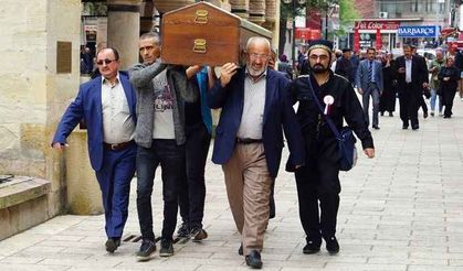 Vahşice öldürüldükten sonra yakılan 5 kişilik aile, aynı tabutta musallaya getirildi