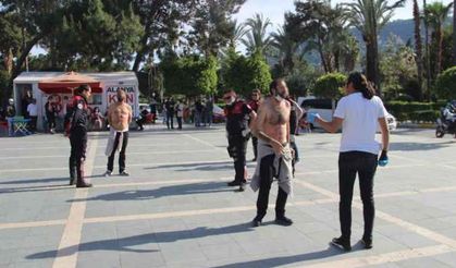 Kendilerine zarar veren 2 kardeşi sosyal mesafe tanımadan izlediler