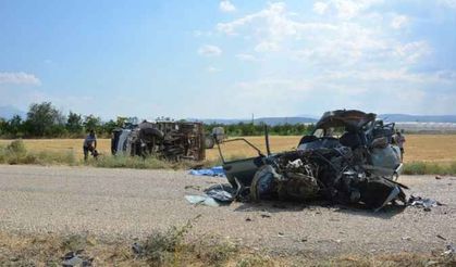 Antalya’da korkunç kaza! Otomobil hurdaya döndü