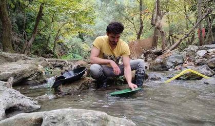 Derelerin altını üstüne getirdi! Gram gram toplayıp servet yapıyor