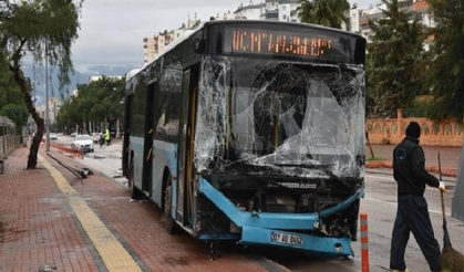 Kontrolden çıkan halk otobüsü 9 araca birden çarptı! 5 yaralı