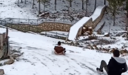 Kar keyfi facia ile sonuçlanıyordu! Kayarken su kanalına düştü