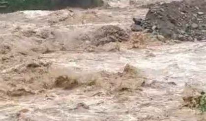 Rize’de dere taştı! O anlar saniye saniye kaydedildi