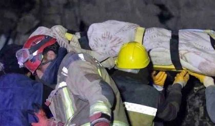 Genç anne enkazdan 111 saat sonra kurtarıldı, bebeği vefat etti