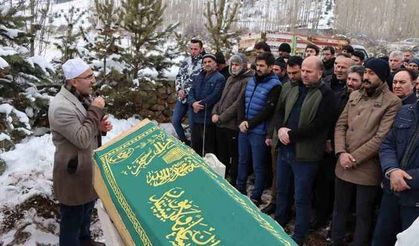 Depremde hayatını kaybeden Karaca, Erzurum’da toprağa verildi