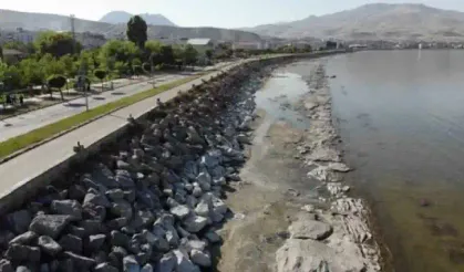 Van Gölü’ndeki çekilme ciddi boyuta ulaştı! Atılan çöpler ortaya çıktı