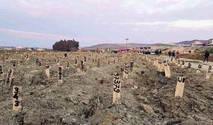 İskenderun'da binlerce insan deprem kayıplarını anmak için mezarlıklara akın etti!