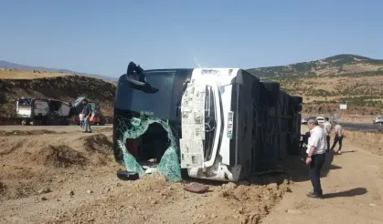 Yolcu otobüsü devrildi: 14 kişi yaralandı