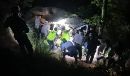 Siirt'te feci kaza! Ticari araç uçuruma yuvarlandı