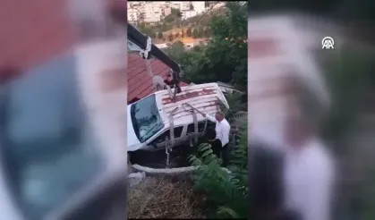 Tuzla'da akılalmaz kaza: Araba evin çatısına düştü!
