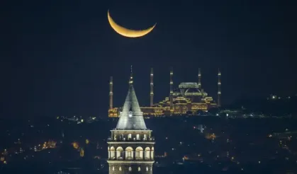 İstanbul'da semalarına görsel şölen! Hilal manzarası hayran bıraktı