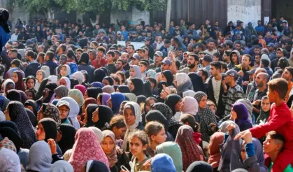 Bu izdihamın sebi ne, bu insanlar ne için kendini paralıyor? Yüreğiniz dayanırsa tıklayın bakın