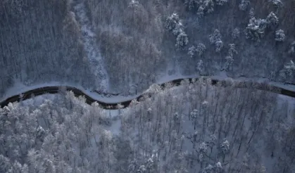 Uludağ yamaçlarının kıvrımlı yolları beyaza büründü