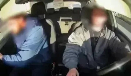 Taksideki uyuşturucuyu dışarı atarken polise yakalandılar 