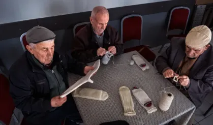  "Drama çorabı" örme geleneği sürüyor Amcalar hem örüyor, hem eğleniyor