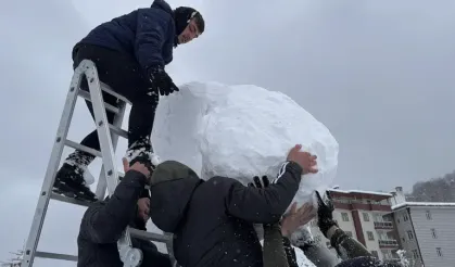 Rizeli gençlerden 4,5 metrelik kardan adam