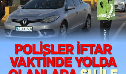 Polisler iftar vaktinde yolda olanlara su ile hurma ikram etti