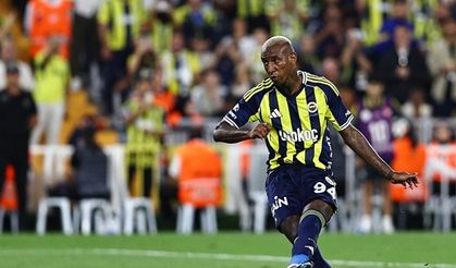 Fenerbahçe penaltı kullanırken taraftarlar Talisca'ya sert tepki gösterdi! 