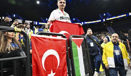 Fenerbahçe taraftarından İsrail tepkisi! EuroLeague'deki maça Filistin mesajı damga vurdu