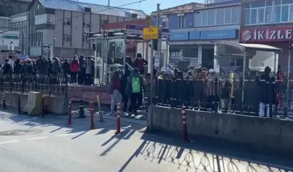 Topkapı-Mescid-i Selam tramvayında arıza! Yolcular raylarda