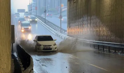İstanbul'u sel aldı: Yolar göle döndü araçlar mahsur kaldı