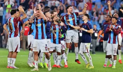 Trabzonspor'dan ağır veda! 9 kişi kaldı, 4 golle yıkıldı
