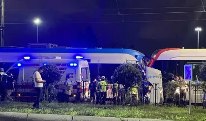 Bu kez tramvaylar kafa kafaya çarpıştı: Yaralılar var, seferler durduruldu