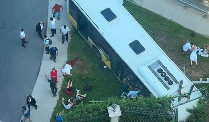 Zeytinburnu sahilde İETT otobüsü sitenin bahçe duvarına çarptı: 2 kişi vefat etti