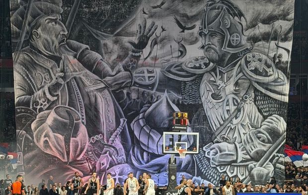 Olaya bir de böyle bakın: Sırplara, I.Murad’ı hançerle şehit eden Miloş Obiliç’li pankartın önünde diz çöktürdük